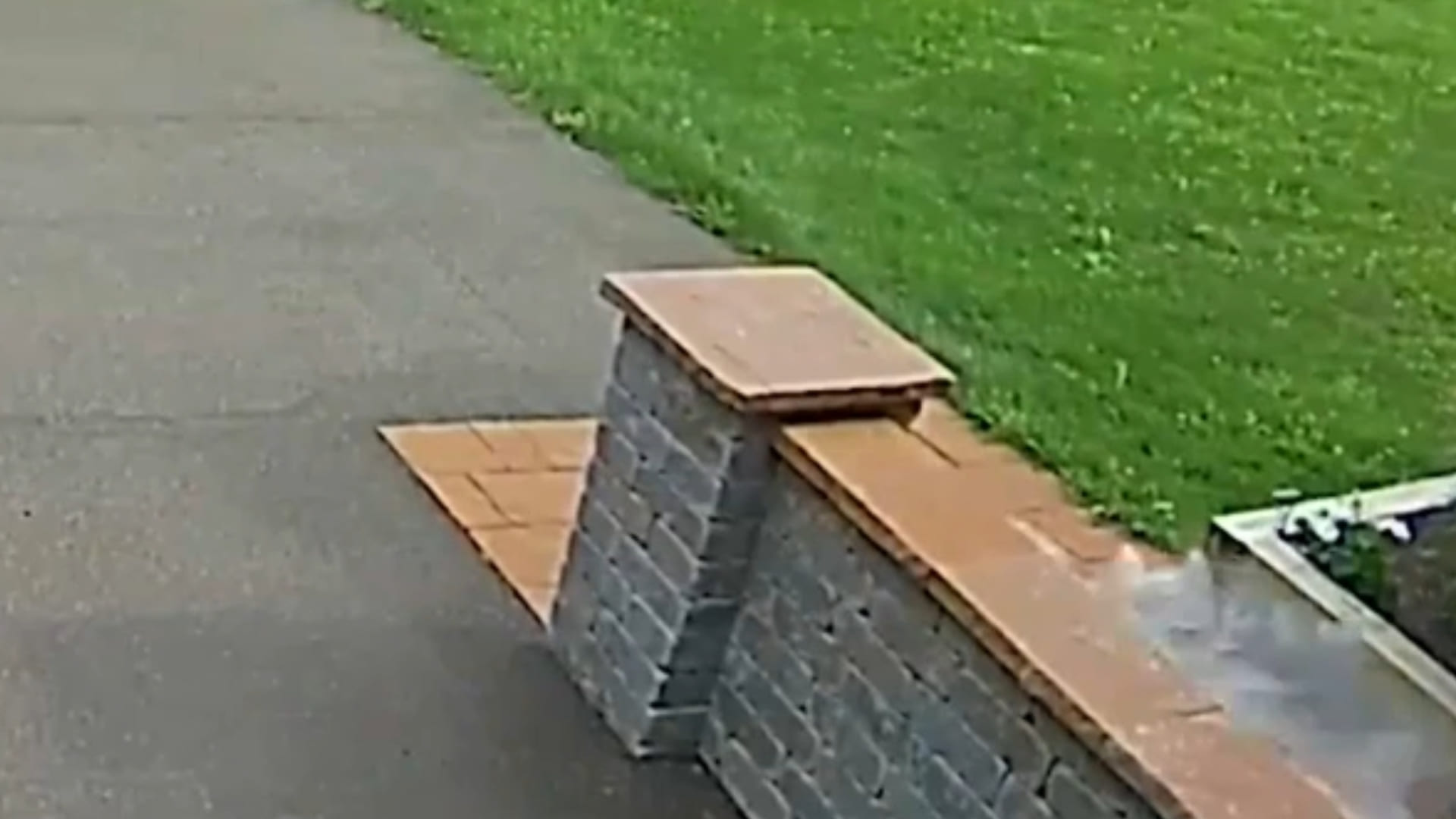 Imagens da queda de um meteorito foram captadas recentemente pela câmera de segurança de uma casa na cidade de Charlottetown, no Canadá, a cerca de 1,3 milhão de quilômetros de Ottawa, capital do país. De acordo com pesquisadores, foi a primeira vez que houve um registro desse tipo, incluindo a captação do estrondo. 
