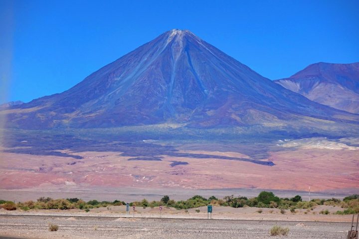 Sua paisagem compreende vastas planícies áridas, salares, formações rochosas, vulcões e alguns dos céus mais limpos e estrelados do mundo.