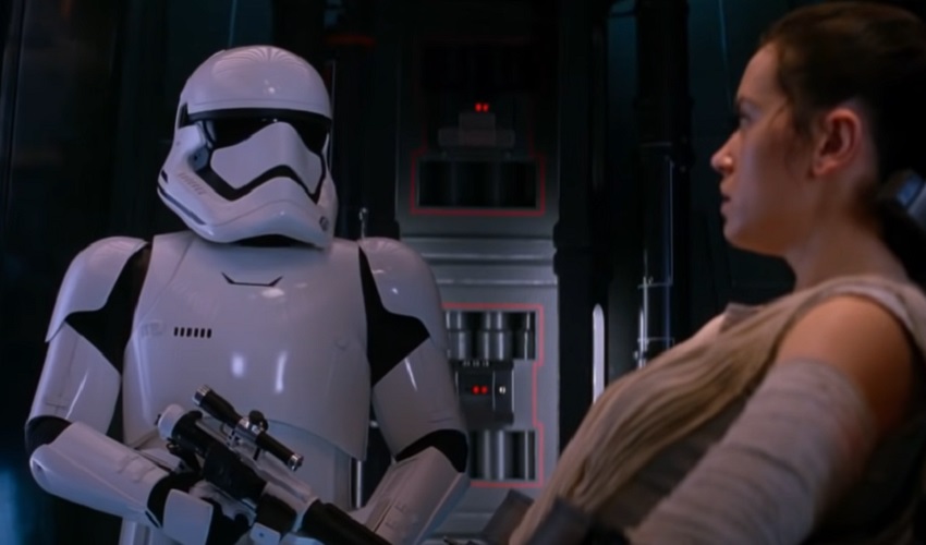 Daniel Craig, ator que deu vida ao agente secreto 007, também esteve em Star Wars. Ele atuou no filme O Despertar da Força como um stormtrooper (foto), membro do Império Galáctico. 