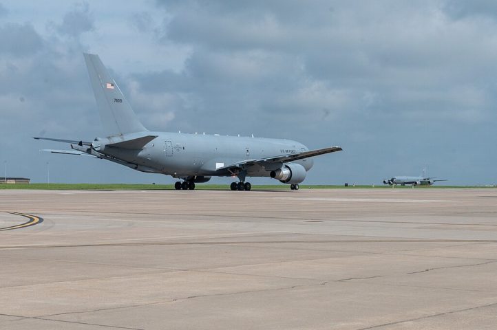 Em agosto/24, um dos mais renomados espetáculos aéreos dos Estados Unidos teve que ser cancelado devido à ocorrência desse fenômeno na Base Aérea de McConnell, no Kansas.