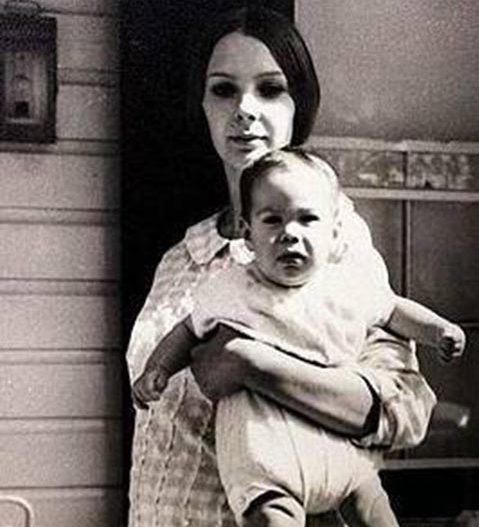 Keanu Charles Reeves é um dos atores mais queridos do público. Conheça a sua história que envolve glória, mas também sofrimento e persistência. Keanu nasceu em Beirute, no Líbano, em 2/9/1964. É filho da figurinista britânica Patricia Taylor e do geólogo Samuel Reeves Jr, americano de origem chinesa.  