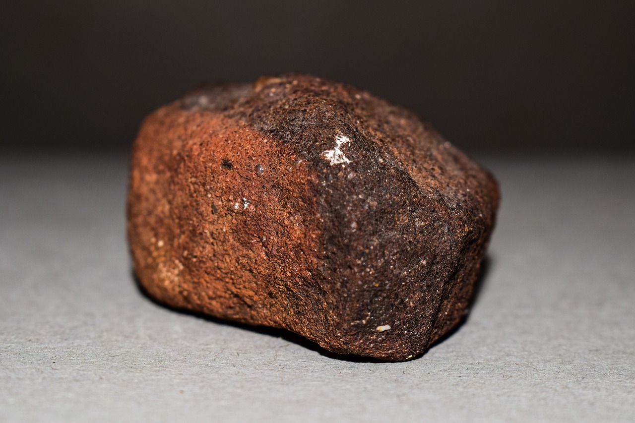 Astrônomos também afirmaram que o objeto não parece um meteorito. Eles explicaram os meteoritos derretem parcialmente quando entram na atmosfera terrestre por causa da alta temperatura e não ficariam com pontas, como o objeto que atingiu a mulher. É como se fosse um bloco de gelo que, ao derreter, fica liso. 