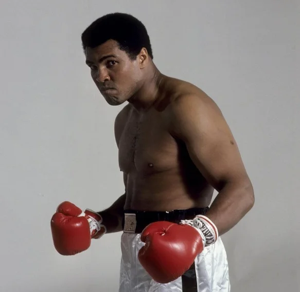 O icônico boxeador Muhammad Ali foi diagnosticado com Parkinson em 1984, alguns anos após sua aposentadoria. A doença afetou suas habilidades motoras, mas ele usou sua plataforma para ajudar a arrecadar fundos e apoio para pesquisas sobre Parkinson.