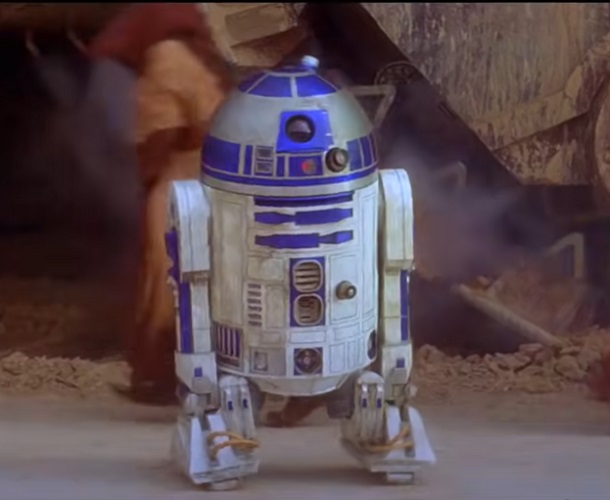 O simpático robô R2D2  é uma das marcas da franquia e nem todos sabem o significado do nome. R2-D2 é a abreviação de Reel 2, Dialog 2, uma frase que surgiu durante a pós-produção de Loucura de Verão (1973).