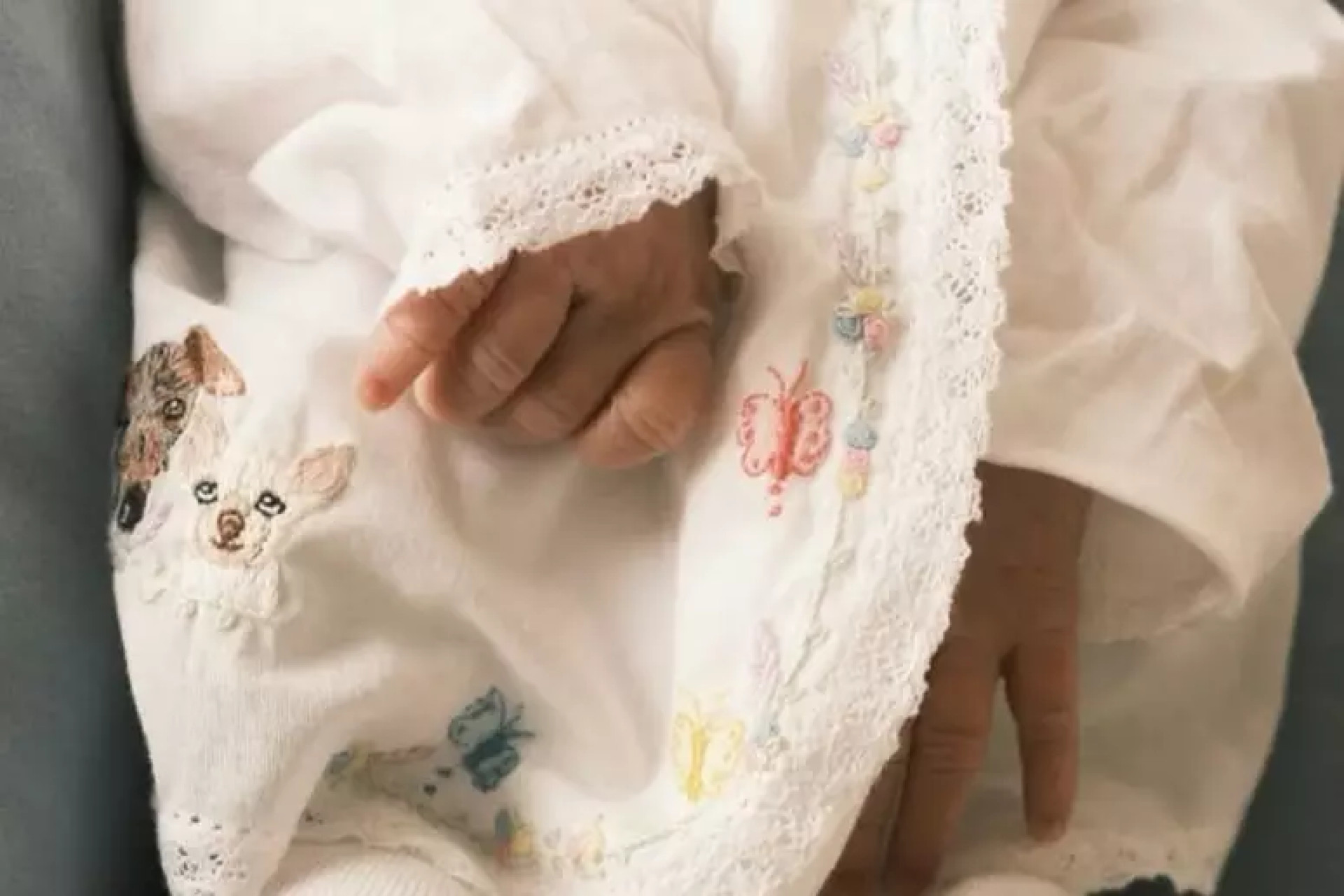 Em clique íntimo, Manu Gavassi apresenta a filha Nara e celebra um mês de maternidade