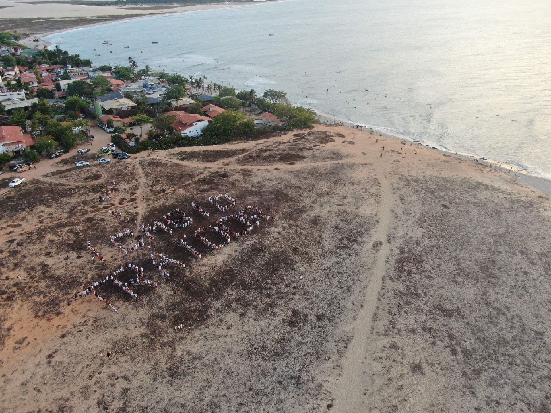 ￼MORADORES da Vila de Jericoacoara em protesto contra recurso do ICMBIO (Foto: Rogério Santos/Divulgação)