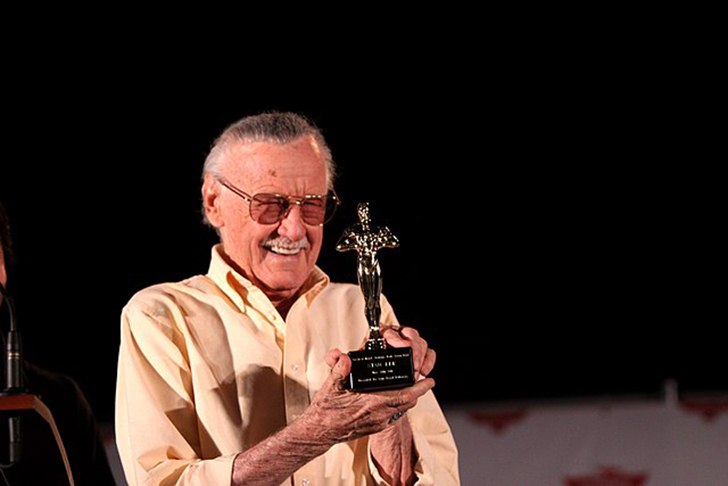 Stan Lee deixou imenso legado de entretenimento com arte para a cultura dos quadrinhos e dos filmes. Que seja lembrado sorrindo, como na foto em que recebe o prêmio Best Cameo (por breve interpretação em filme), em 2011,  no Phoenix Comicon, Arizona (EUA). Figuraça! 