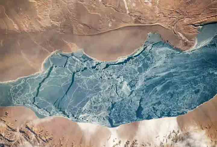 Na primeira imagem, um lago gelado na região do planalto sudoeste da China, ao norte do Himalaia. Vista de cima, a foto rendeu um clique que chama a atenção pela beleza do local.