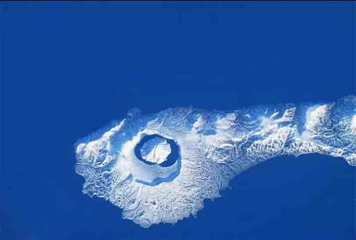 Além disso, os astronautas conseguiram registrar a Ilha Onekotan coberta de neve. Ela é parte das Ilhas Curilas da Rússia e abriga o estrato vulcão Caldera Tao-Rusyr.