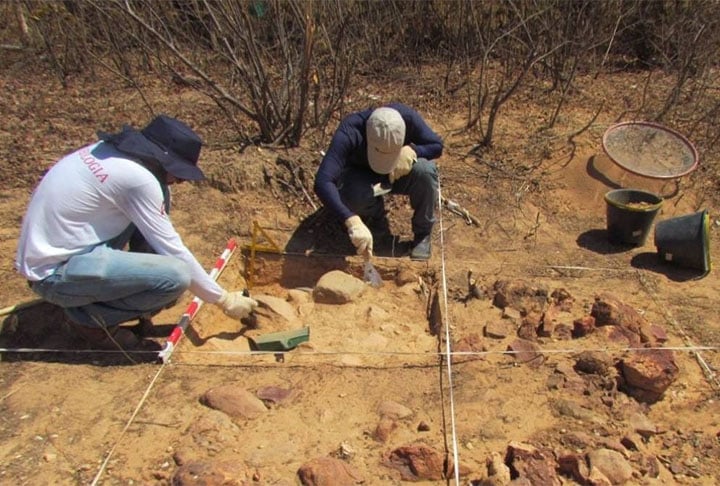 Até hoje, os pesquisadores ainda investigam como um objeto romano foi incluído em um contexto funerário anglo-saxão, levantando duas hipóteses principais.