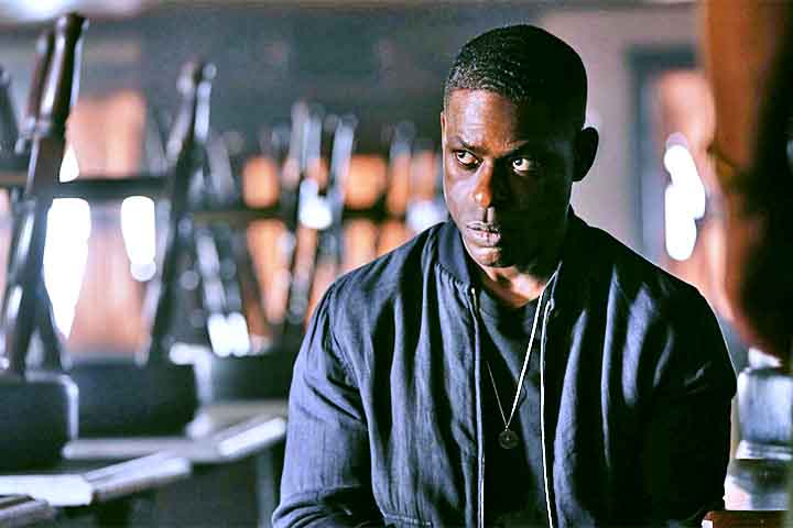 Nascido em St. Louis, no estado americano do Missouri, Sterling K. Brown tem 48 anos. Na juventude, ele pensava em seguir carreira em economia, mas acabou se apaixonando pelas artes dramáticas. 
