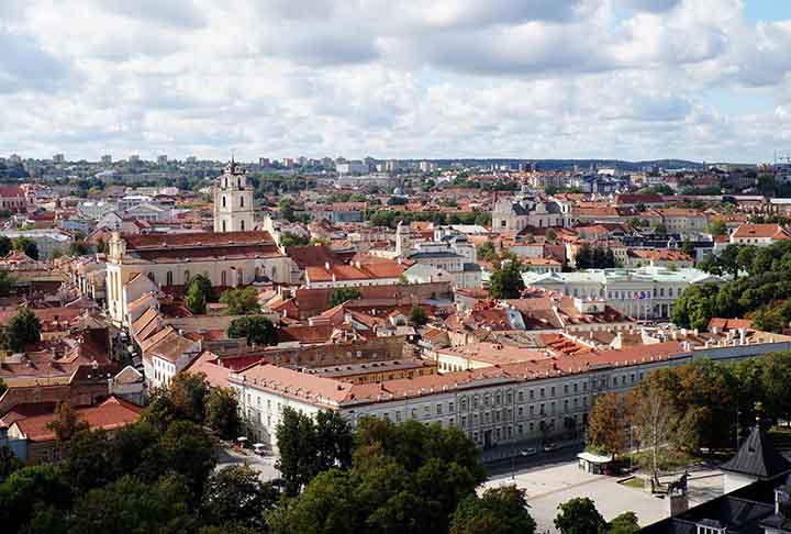 A capital e maior cidade do país é Vilnius, declarada Patrimônio Mundial pela UNESCO; tem cerca de 540 mil habitantes.
