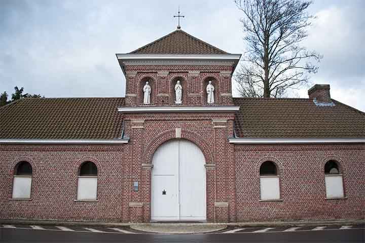 Com a queda do Império Romano, a produção de cerveja na Europa diminuiu. No entanto, na Idade Média, vários mosteiros passaram a fabricar cerveja, empregando diversas ervas para aromatizá-la, como mírica, rosmarino, louro, sálvia, gengibre e lúpulo. 