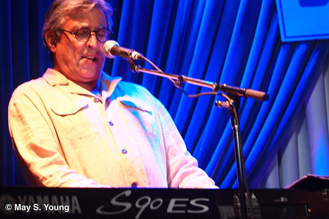 Ivan Lins também usa  suas músicas para tratar de questões sociais e políticas. A canção Novo Tempo se tornou símbolo de mudança e esperança no Brasil pós-ditadura militar, sendo adotada como um hino de renovação para muitos brasileiros.

