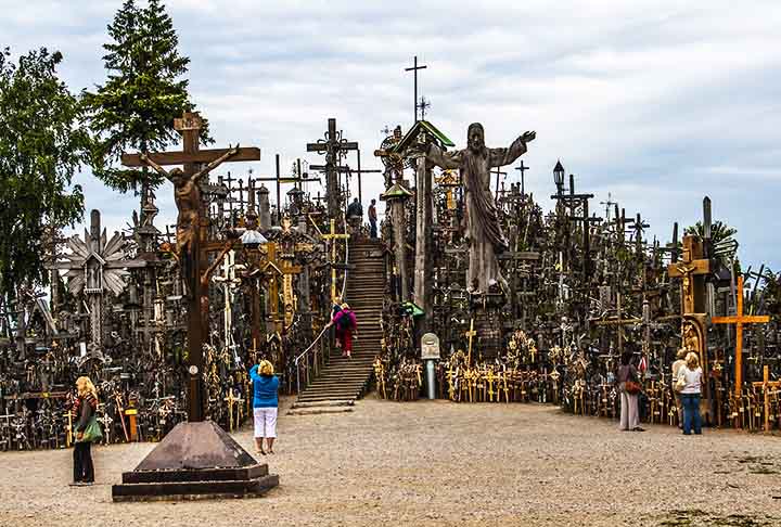 Colina das Cruzes, localizada perto da cidade de Šiauliai, é um dos marcos mais emblemáticos do país e um símbolo de resistência e fé. 