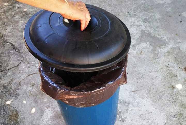 Manejo do lixo - As lixeiras precisam ficar bem fechadas. Restos de alimentos atraem toda a sorte de insetos, como moscas e baratas, e até mesmo ratos. 
