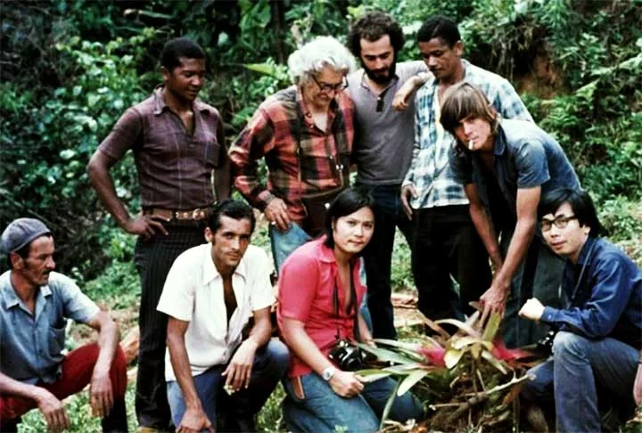 Então, Burle Marx passou a trabalhar com uma linguagem bastante orgânica e evolutiva, identificando-a muito com vanguardas artísticas como a arte abstrata, o concretismo e o construtivismo.