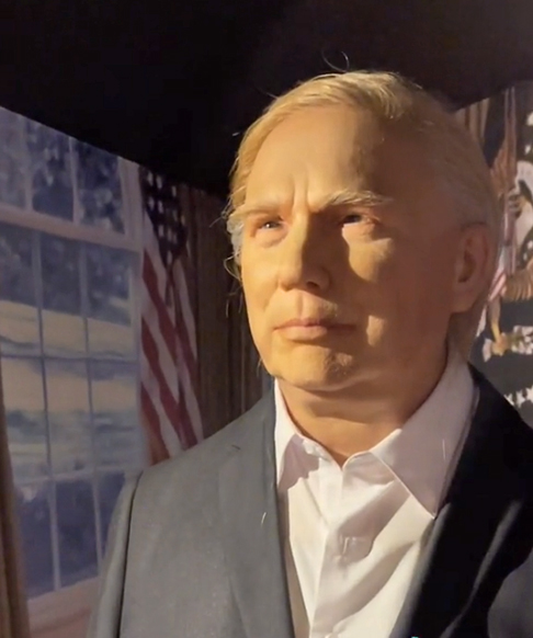 E alguém adivinharia que esse aí é o Donald Trump? Olhando bem.... não. Não tem nem o tom laranja dos cabelos. Nem a boquinha... 