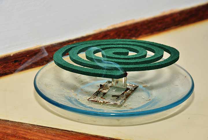 Use repelentes - Caso o local seja habitat frequente de mosquitos, há repelentes de variados tipos que podem eliminar os mosquitos, desde elétricos aos caseiros em spray. 
