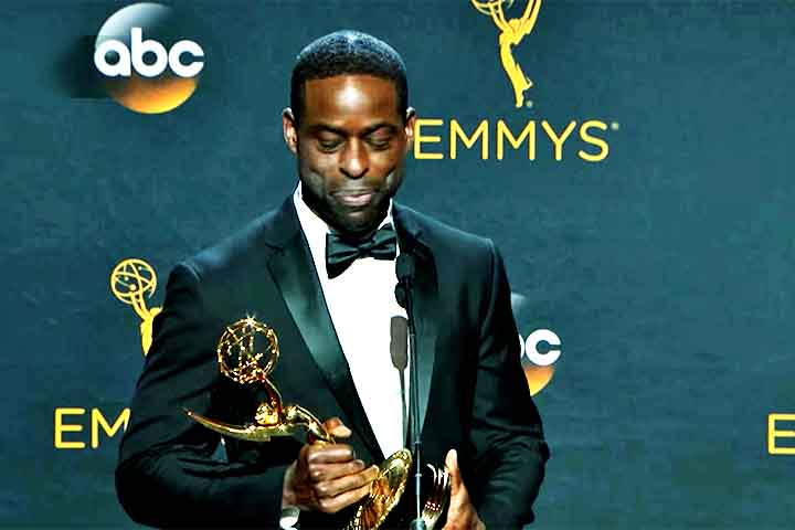 Pela atuação em “American Crime Story”, Sterling K. Brown venceu o Emmy de Melhor Ator Coadjuvante. 
