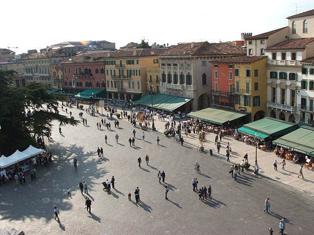 Quem visita Verona também gosta de passear pela Piazza Brà , ponto de encontro dos veroneses. A praça é cercada por edifícios históricos, como o Palácio Brà, sede da Prefeitura.