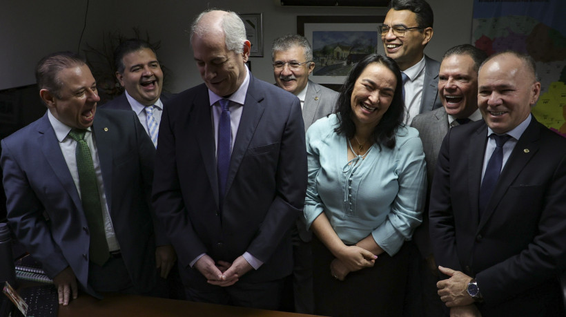 FORTALEZA, CEARÁ,  BRASIL- 06.05.2025: .Ciro Gomes se reúne com deputados de oposição na Assembleia Legislativa do Ceará Foto:  /Daniel Galber Especial para O POVO)