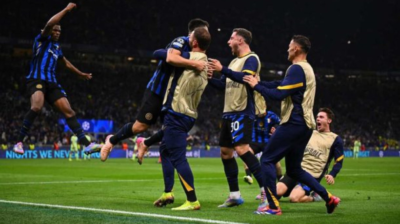 Em jogo épico no San Siro, italianos vencem por 4 a 3, igualam recorde de gols em semifinais e aguardam PSG ou Arsenal na decisão
