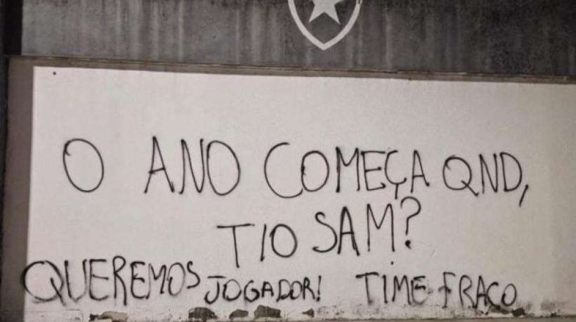 Cobranças pelo desempenho do Botafogo na temporada e lembrança de frases ditas por dono da SAF aparecem no Estádio alvinegro