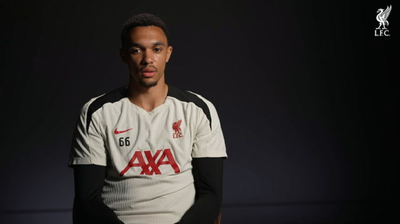 Alexander-Arnold grava mensagem de despedida à torcida do Liverpool