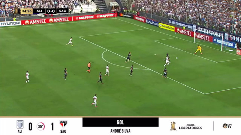 André Silva ganha de defesa e abre placar para o São Paulo em jogo da CONMEBOL Libertadores
