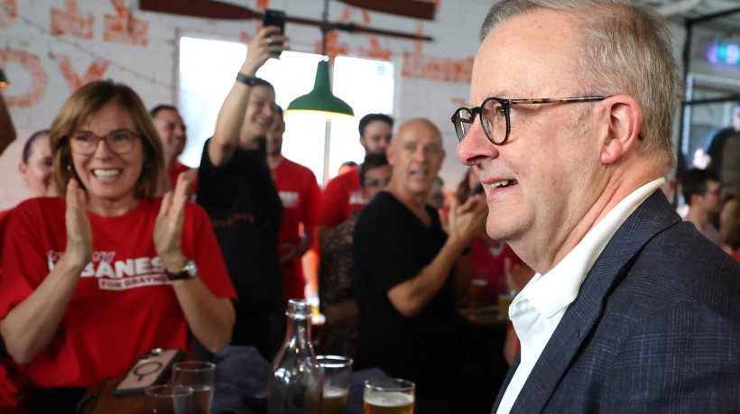 Trabalhista Anthony Albanese se torna o primeiro chefe de governo australiano a conquistar segundo mandato seguido em mais de duas décadas