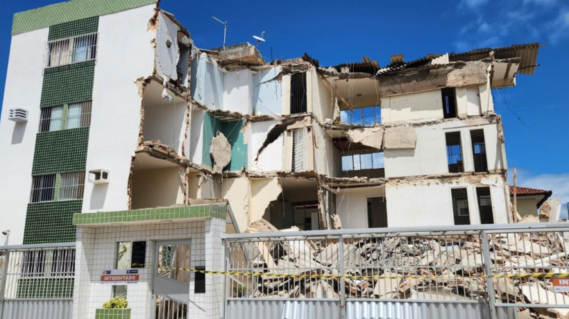 Prédio desaba em Recife