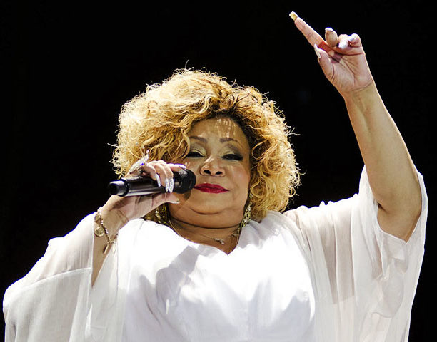 ALCIONE: Outra sambista que optou por não ingerir bebidas alcoólicas é a “Marrom”, Alcione. Não bebo, não. Sou uma sambista às avessas, já declarou.