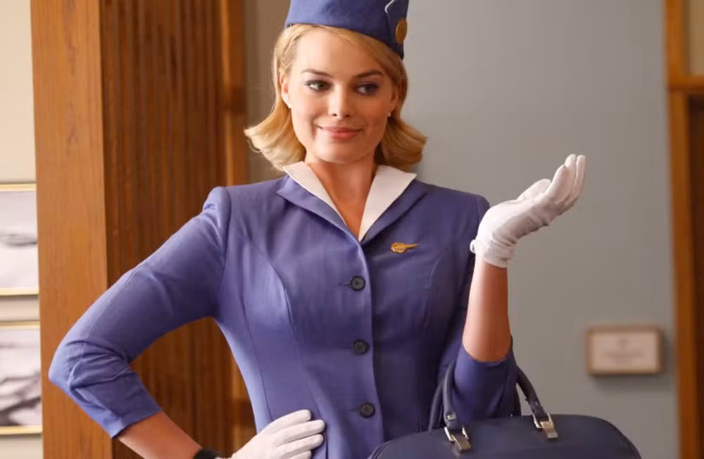 A série Pan Am, de 2011, foi uma espécie de porta de entrada para a carreira de Margot Robbie.  O enredo é centrado na famosa companhia Pan American Airways, a Pan Am. Margot interpreta Laura Cameron, uma aeromoça recém-saída do treinamento