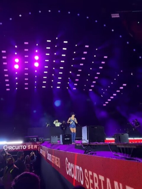 A performance de Castela ao lado do DJ foi emoldurada em grande estilo, com fogos de artifício e centenas de drones que desenharam um cavalo e mensagens para o público. 

