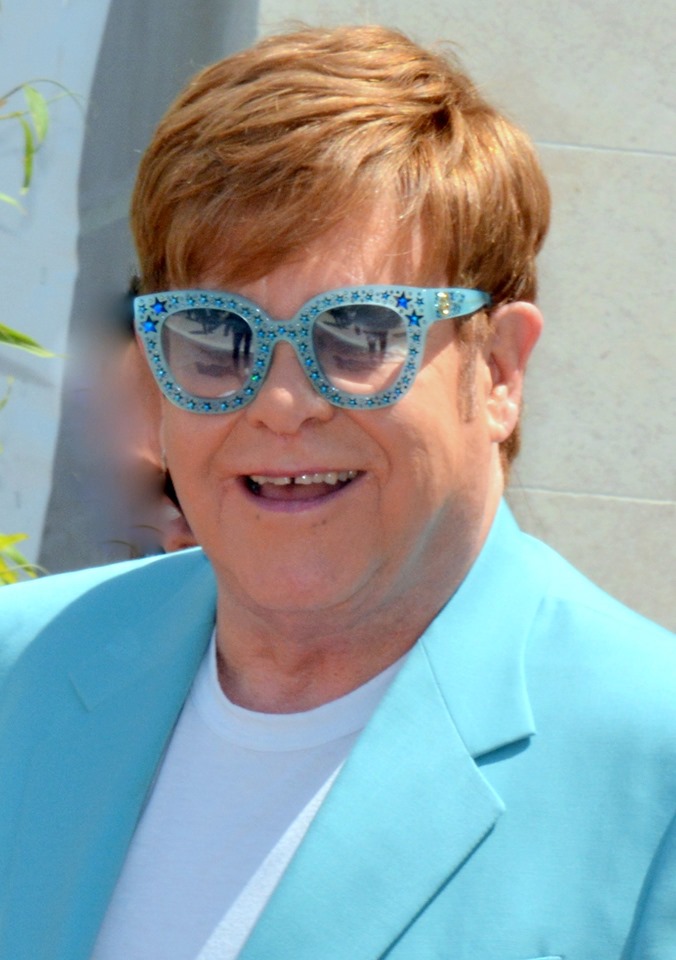 ELTON JOHN: O cantor britânico optou por abandonar o consumo de bebidas alcoólicas ainda nos anos 1990 e, desde então, segundo ele, continua sem beber.