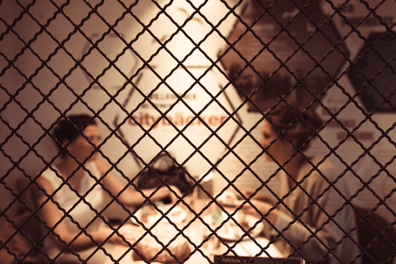 Nessas horas, até quem não costuma acompanhar as cerimônias fica curioso com os bastidores que envolvem polêmicas, controvérsias, mentiras e até ilegalidades. 