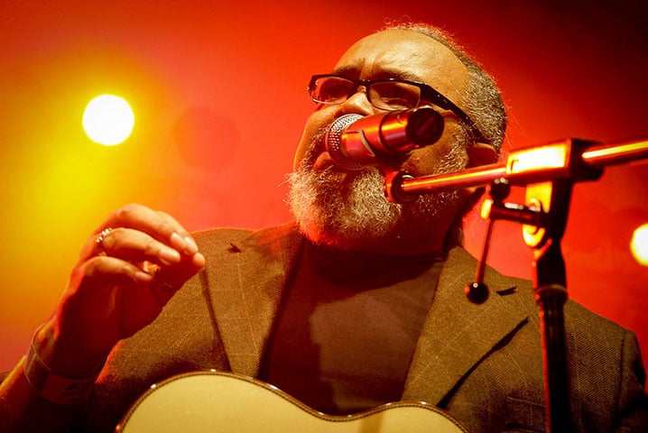 JORGE ARAGÃO:  O sambista já revelou que gosta de compor bebendo água e leite. Aliás, o veterano assegura que nunca experimentou bebidas alcoólicas.