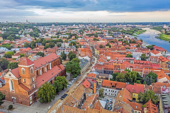 O centro histórico barroco bem preservado de Vilnius, e Kaunas, que será a Capital Europeia da Cultura em 2025, são atrativos imperdíveis do país.