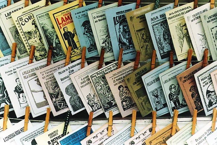 Essas histórias são impressas em pequenos folhetos, muitas vezes ilustrados com xilogravuras, que eram tradicionalmente pendurados em cordas ou barbantes, daí o nome cordel.