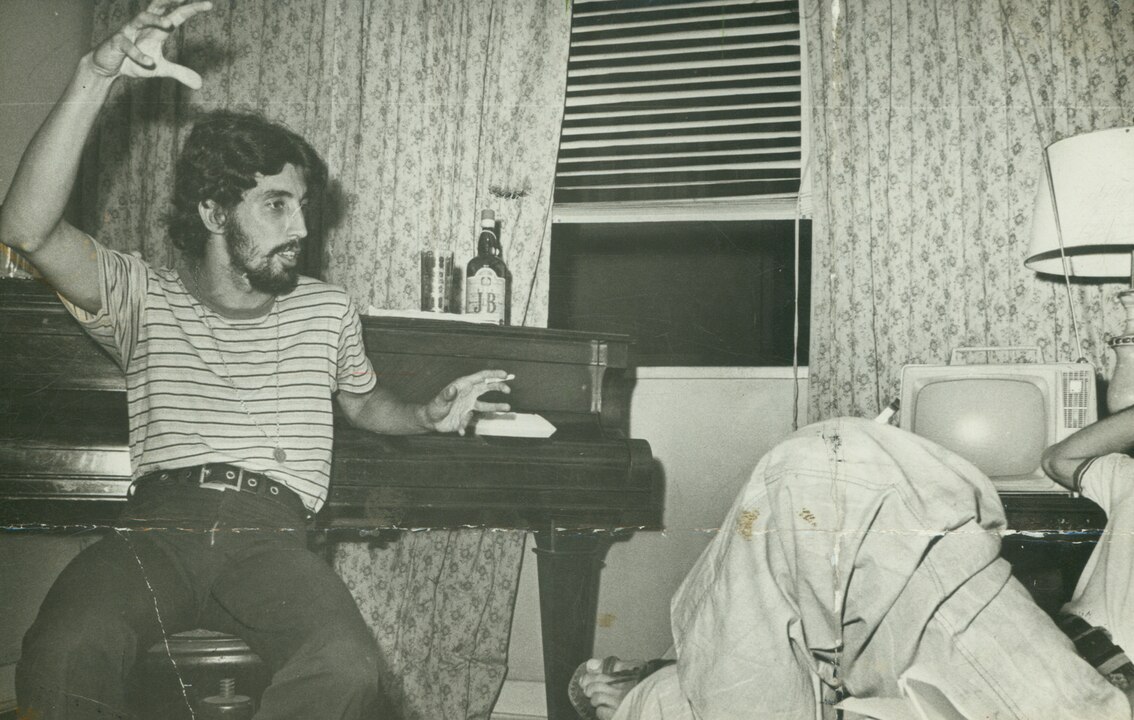 Sua trajetória artística começou em festivais de música, destacando-se no Festival Abertura, em 1970, com a canção O Amor É o Meu País. Desde então, se consolidou como um ícone da MPB.
