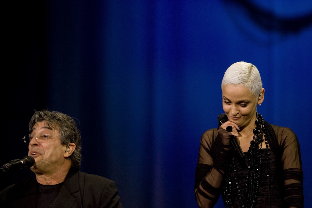 Suas músicas, carregadas de harmonia sofisticada e letras profundas, são respeitadas por músicos ao redor do mundo, inspirando novos talentos na música internacional. Na foto, Ivan ao lado da fadista portuguesa Mariza.
