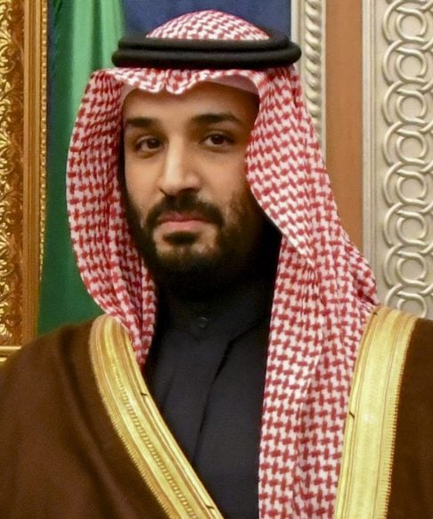 Há leis severas sobre liberdade de expressão, religião e direitos das mulheres, embora mudanças estejam ocorrendo, especialmente sob o comando de Mohammed bin Salman.
