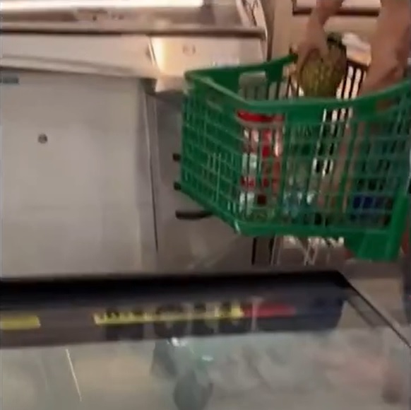 Para sinalizar que estão abertos ao flerte, as primeiras instruções são: segurar uma chave na mão e colocar um abacaxi de cabeça para baixo no carrinho de compras.