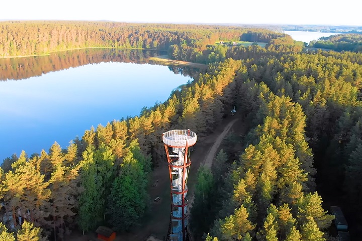 A paisagem da Lituânia é predominantemente plana, com vastas florestas, lagos e áreas agrícolas.