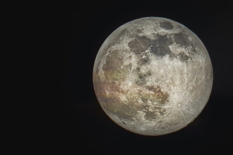 Para transformar esse avanço na ciência e engenharia, a NASA  está explorando maneiras inovadoras de usar o regolito lunar, uma camada de poeira, solo e rocha fragmentada que cobre a superfície da Lua.
