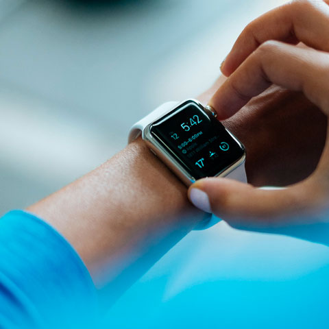 Costume brasileiro: Atrasar para os compromissos - Quantas vezes você já não foi em uma festa ou reunião de amigos que começava, por exemplo, às 20 horas e as primeiras pessoas começaram a chegar às 21, 21h30...? Pois é, aqui isso é algo comum, porém em outros países isso é encarado como falta de respeito e desorganização. 