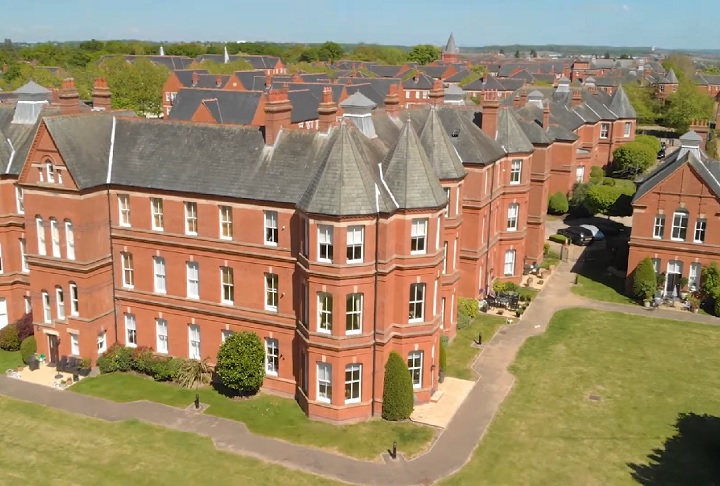 O condomínio também é popular entre jogadores de times de futebol locais, como Arsenal e Tottenham.