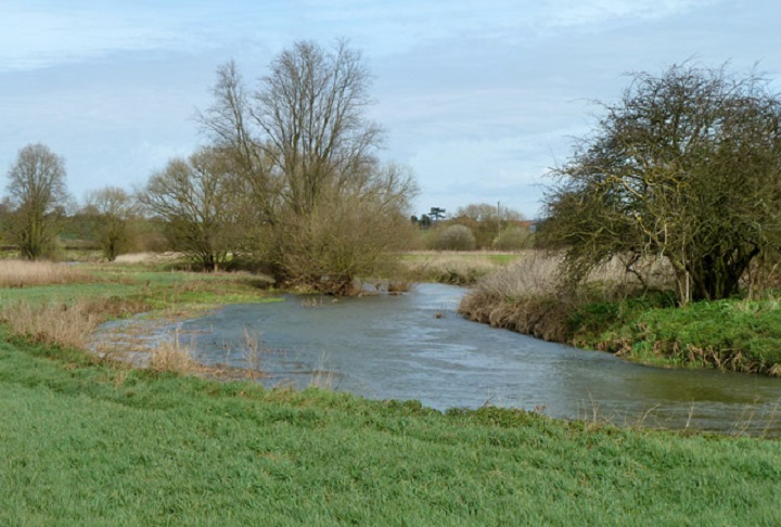 O nome Redbridge, aliás, se refere a uma ponte sobre o rio Roding, construída com tijolos vermelhos — ao contrário das demais pontes da região feitas de pedra branca. Ela foi demolida em 1921.