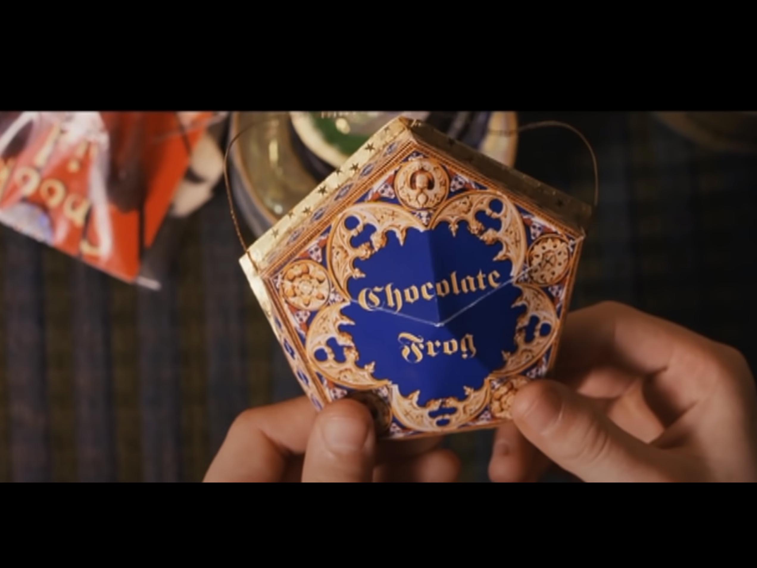 Sapos de Chocolate – Bombons encantados que podem pular como sapos de verdade. Cada um vem com uma figurinha colecionável de um bruxo famoso, como Dumbledore ou Merlin.